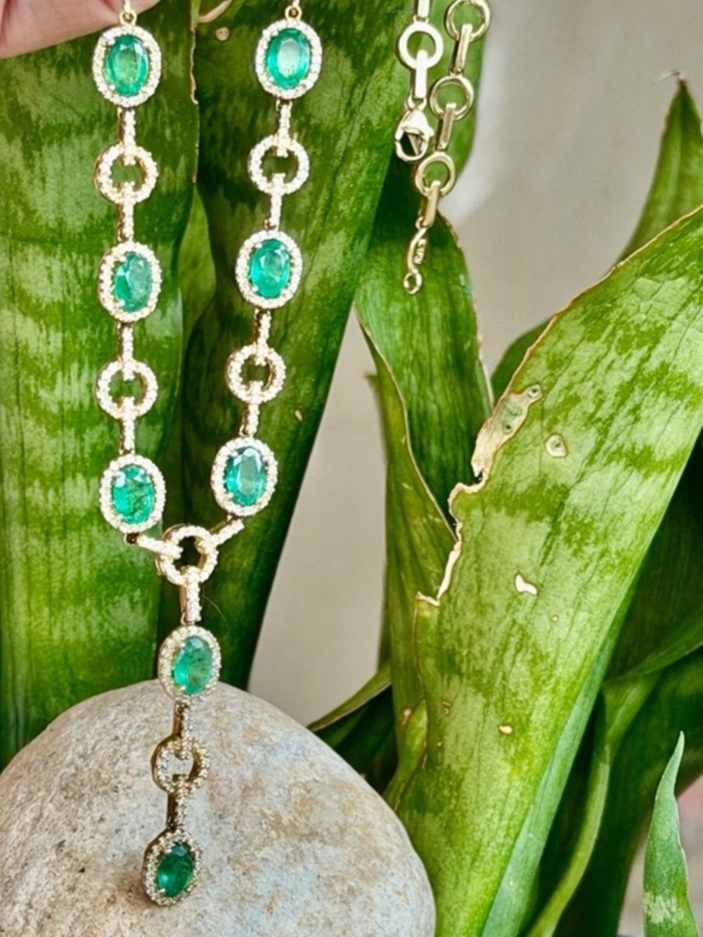 Effy 14 karat gold 8 carats  emerald and diamond  Necklace